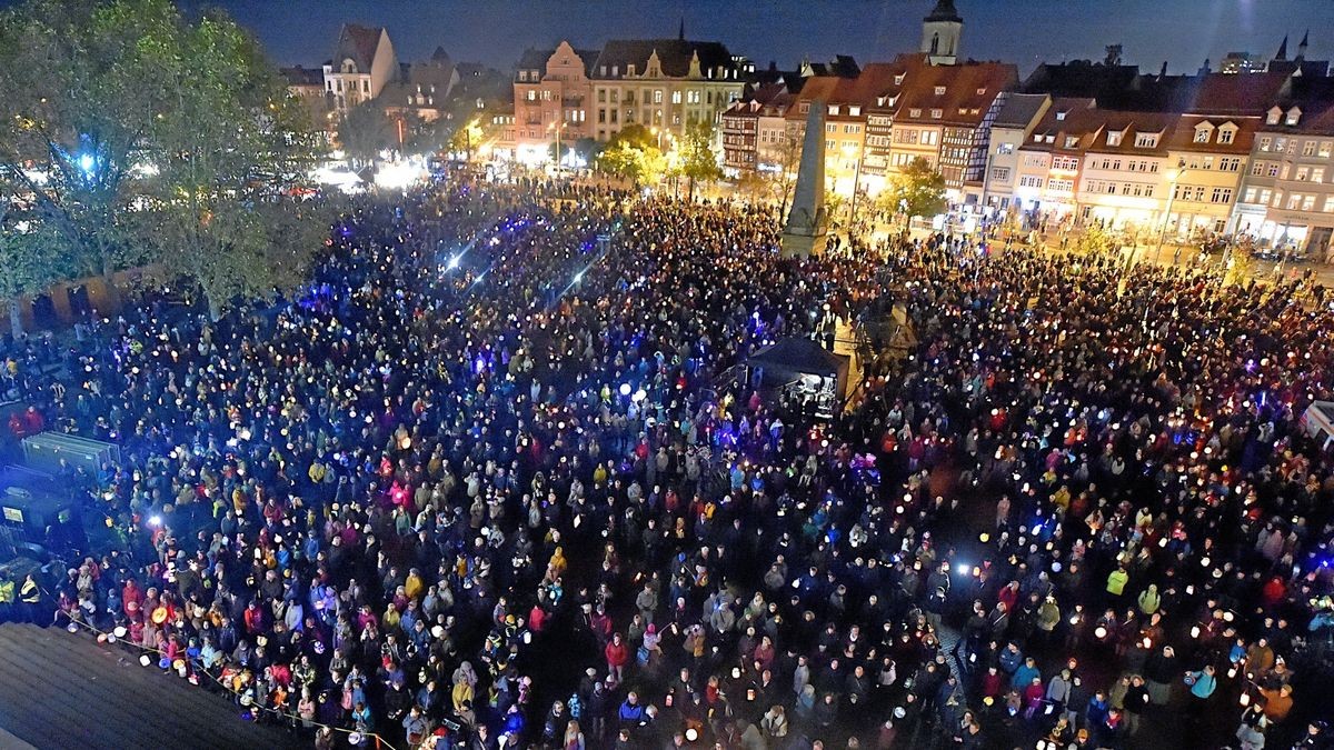 Seit 51 Jahren feiern die Erfurter die ökumenische Martinsfeier auf dem Erfurter Domplatz. Auch 2022 kamen tausende Menschen mit ihren Laternen auf den Domplatz.