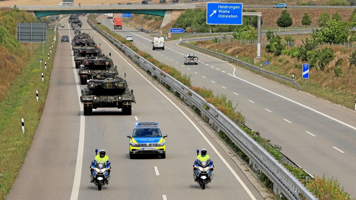 Eine Kolonne von gut einem Dutzend Gefechtsfahrzeugen bei der Fahrt auf der Autobahn 71 im Kyffhäuserkreis (Archivfoto).