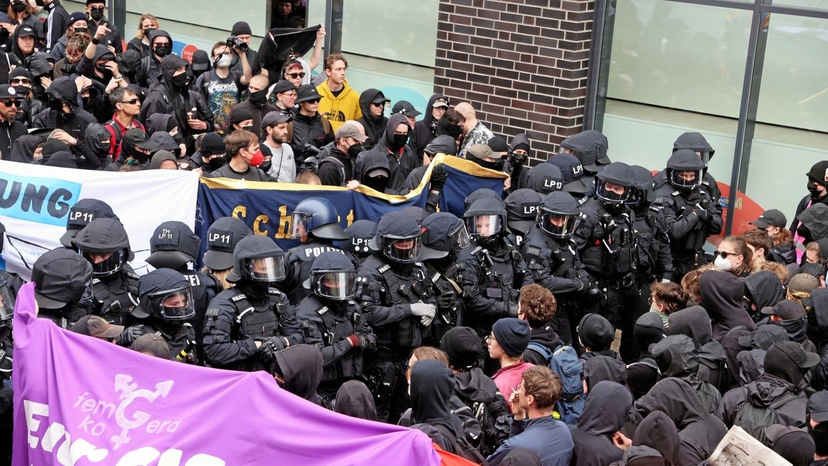 Nach Auseinandersetzungen zur Mai-Demonstration dieses Jahr in Gera laufen Ermittlungen unter anderem wegen des Verdachts des Landfriedensbruchs, aber auch wegen Widerstand gegen Vollstreckungsbeamte oder Straftaten nach dem Versammlungsgesetz. 