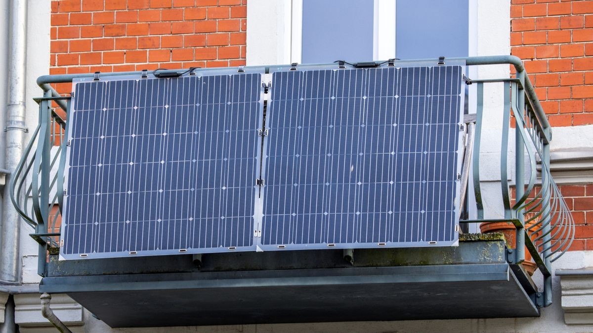 Ein Balkonkraftwerk mit Solarmodulen wird immer häufiger verbaut. 