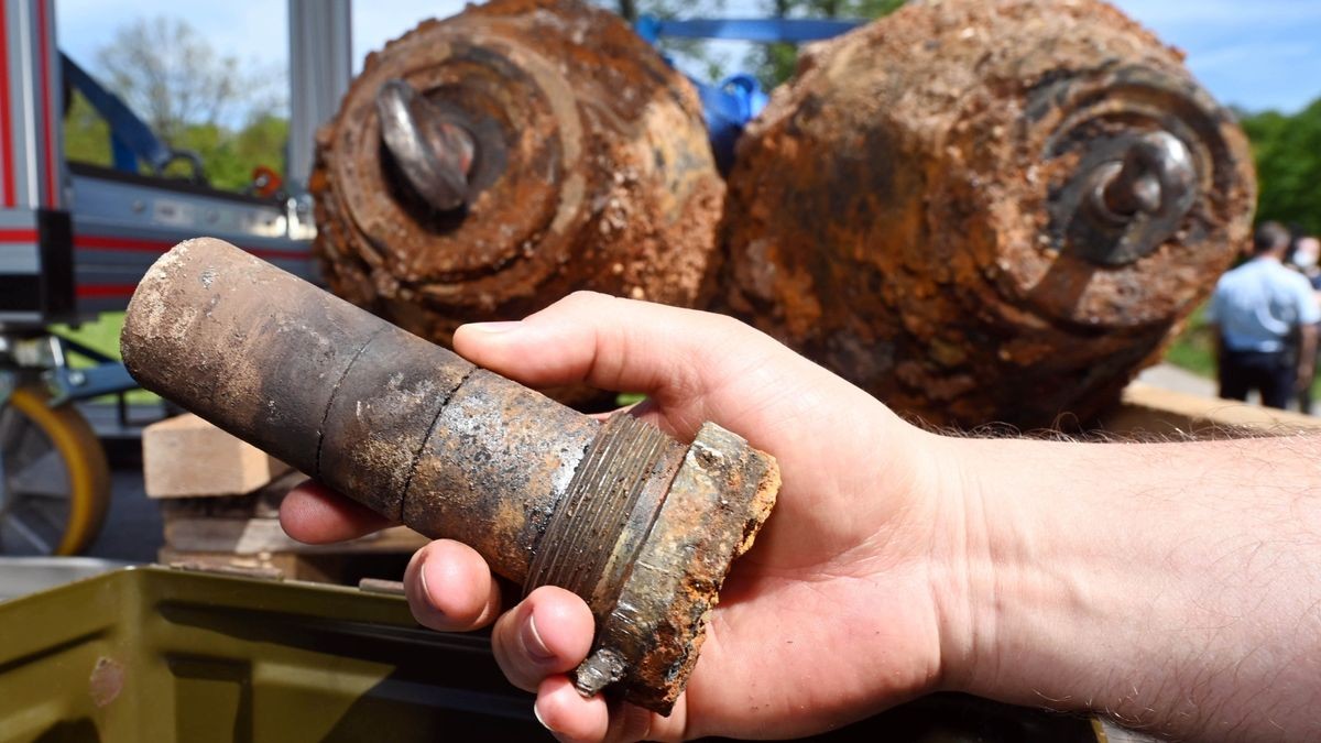 Im Vordergrund ist einer der Zünder einer Bombe zu sehen, im Hintergrund liegen zwei entschärfte Bomben auf einem Spezialtransporter. (Symbolbild)