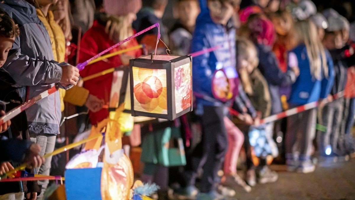 In vielen Thüringer Orten ziehen Kinder mit Laternen durch die Straßen.