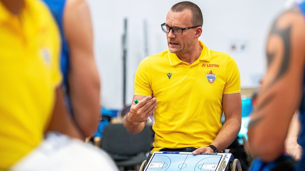 Akribische Vorbereitung: Trainer Andre Bienek bei der Ansprache an sein Team.