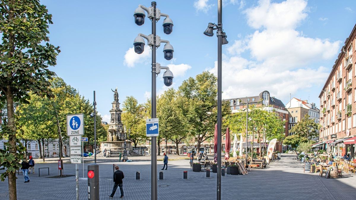 Videoüberwachung ist in anderen Städten bereits Standard – so wie hier am Hansaplatz in Hamburg. In Erfurt wird darüber gestritten.