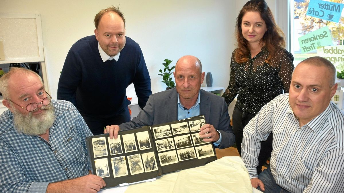 Manfred Ständer (von links), Sebastian Faulstich, Stefan Schambach, Madeleine Wagner und Klaus-Peter Schambach zeigen das Fotoalbum „Photo book of Ohrdruf liberation“, das jetzt der Stadt Ohrdruf gehört und in den USA gekauft wurde. Es beinhaltet mehr als 60 Fotos aus dem ehemaligen Konzentrationslager Ohrdruf nach der Befreiung durch die US-Armee im April 1945.