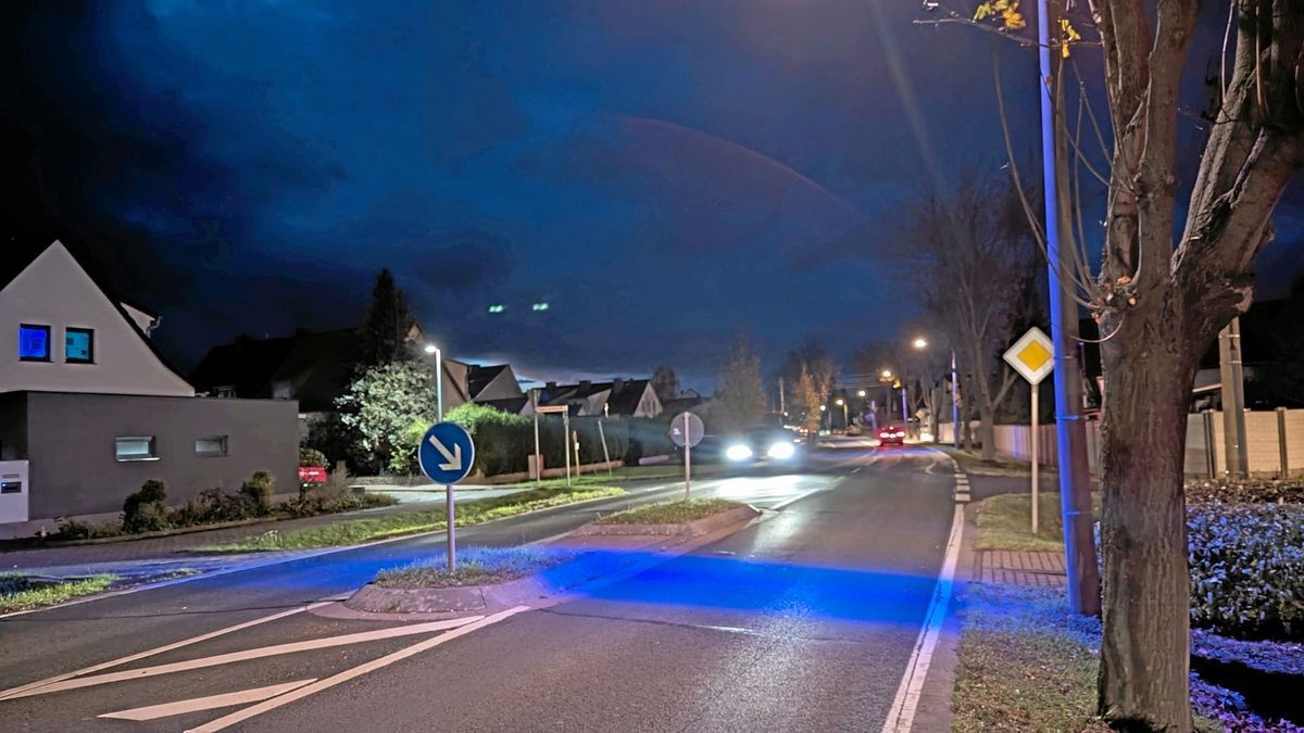 Aufgrund von alten Laternen erstrahlt die Erfurter Straße in Elxleben nachts in Blau.