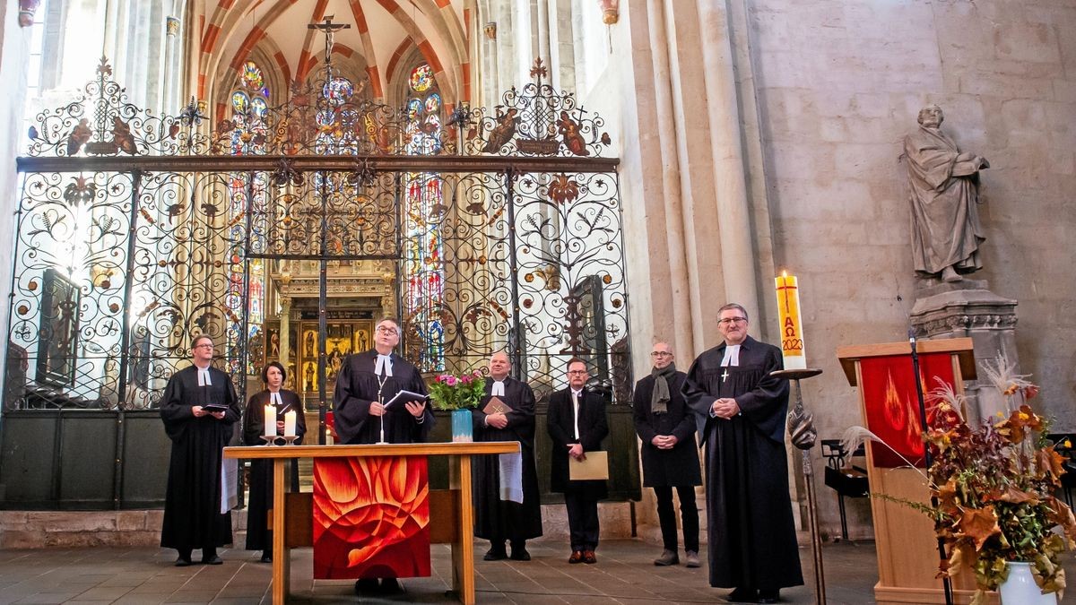 Mit einem Gottesdienst wurde Pfarrer Christian Beuchel (rechts) in sein Amt eingeführt. Von links: Matthias Cyrus, Annemarie Sommer, Regionalbischof Tobias Schüfer, Pfarrer Ulf Rödiger, Präses Jens Ritter, der Leiter des Kirchenamtes, Micha Hofmann.