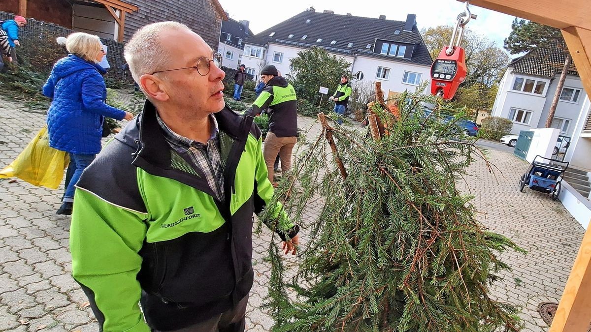 Christian Rösner hilft wie weitere Kollegen beim Verkauf. Der Preis des Reisigs wird nach dem Gewicht der Zweige berechnet.