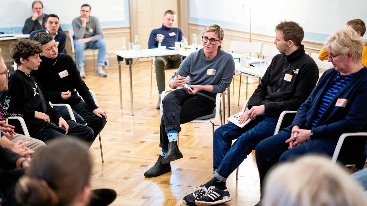 Die Linke-Bundestagsabgeordnete Susanne Hennig-Wellsow im Gespräch mit Bürgern aus Erfurt, Weimar und dem Weimarer Land.