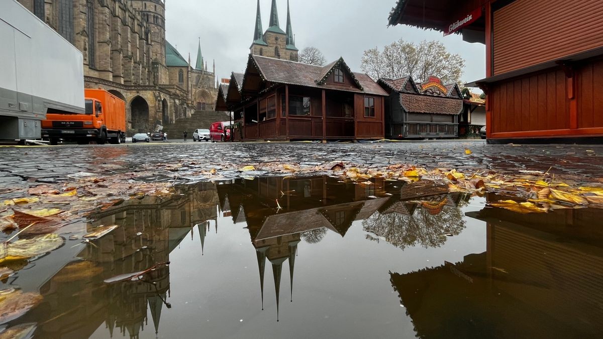 Obwohl der Erfurter Weihnachtsmarkt noch gar nicht eröffnet ist, sieht man schon den ersten Glanz der kommenden besinnlichen Tage. Auf Domplatz, Fischmarkt, Schlösserbrücke und Rathausbrücke wird gewerkelt und die üblichen Buden für Süßes, Geschenke und Märchenfiguren aufgebaut.