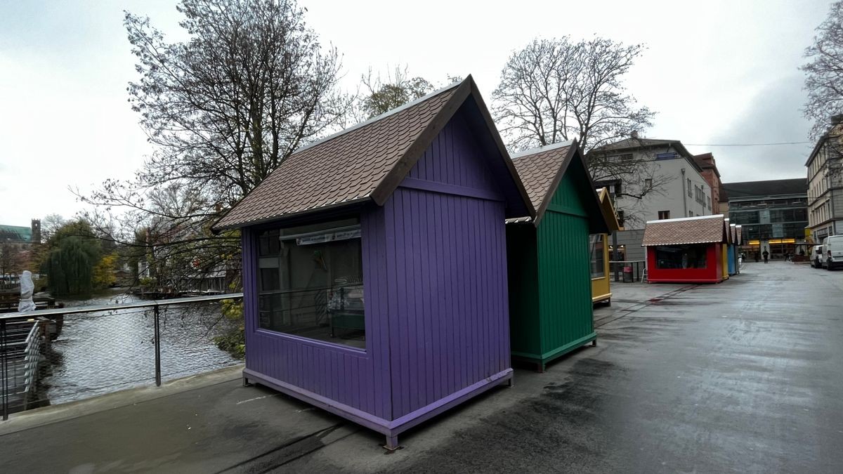 Obwohl der Erfurter Weihnachtsmarkt noch gar nicht eröffnet ist, sieht man schon den ersten Glanz der kommenden besinnlichen Tage. Auf Domplatz, Fischmarkt, Schlösserbrücke und Rathausbrücke wird gewerkelt und die üblichen Buden für Süßes, Geschenke und Märchenfiguren aufgebaut.