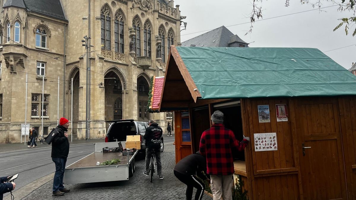 Obwohl der Erfurter Weihnachtsmarkt noch gar nicht eröffnet ist, sieht man schon den ersten Glanz der kommenden besinnlichen Tage. Auf Domplatz, Fischmarkt, Schlösserbrücke und Rathausbrücke wird gewerkelt und die üblichen Buden für Süßes, Geschenke und Märchenfiguren aufgebaut.