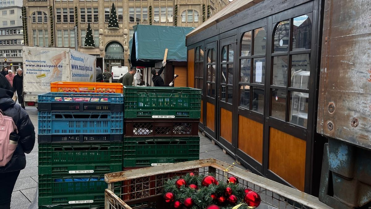 Obwohl der Erfurter Weihnachtsmarkt noch gar nicht eröffnet ist, sieht man schon den ersten Glanz der kommenden besinnlichen Tage. Auf Domplatz, Fischmarkt, Schlösserbrücke und Rathausbrücke wird gewerkelt und die üblichen Buden für Süßes, Geschenke und Märchenfiguren aufgebaut.