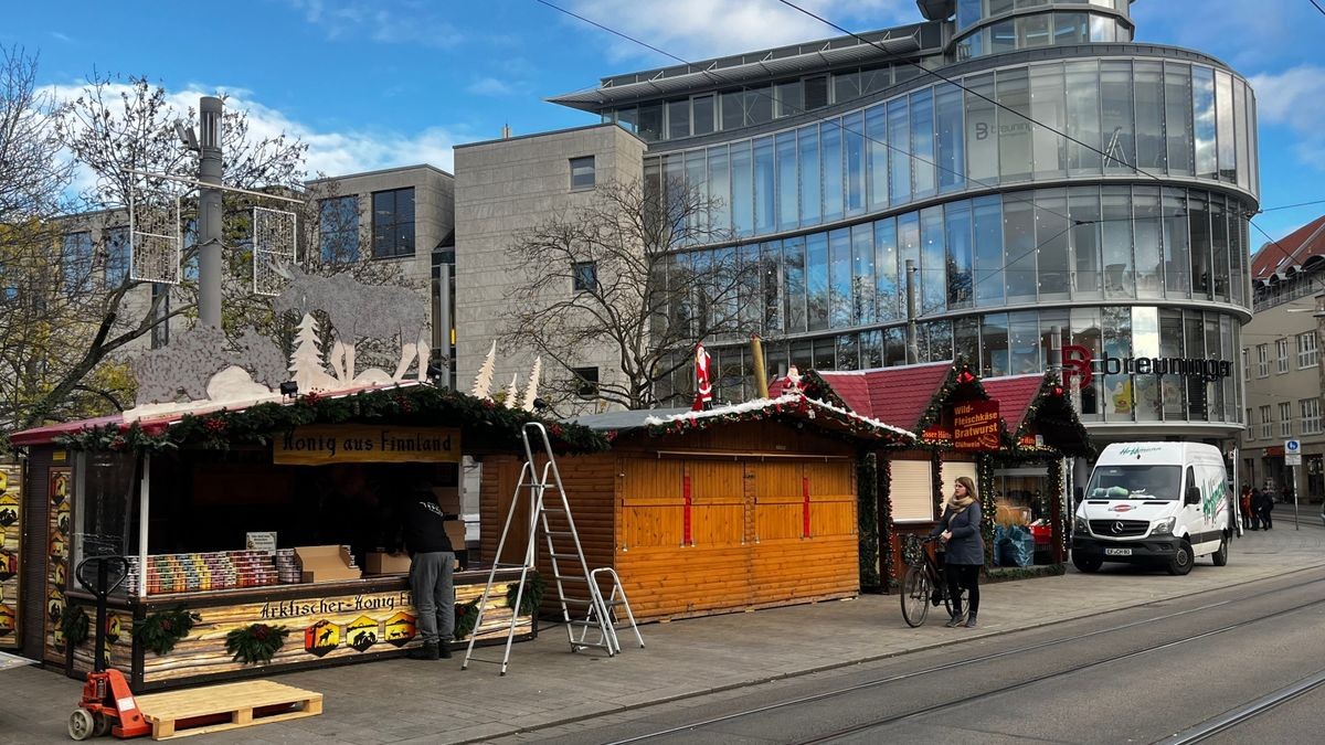 Obwohl der Erfurter Weihnachtsmarkt noch gar nicht eröffnet ist, sieht man schon den ersten Glanz der kommenden besinnlichen Tage. Auf Domplatz, Fischmarkt, Schlösserbrücke und Rathausbrücke wird gewerkelt und die üblichen Buden für Süßes, Geschenke und Märchenfiguren aufgebaut.