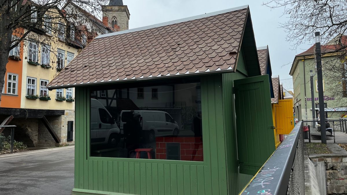 Obwohl der Erfurter Weihnachtsmarkt noch gar nicht eröffnet ist, sieht man schon den ersten Glanz der kommenden besinnlichen Tage. Auf Domplatz, Fischmarkt, Schlösserbrücke und Rathausbrücke wird gewerkelt und die üblichen Buden für Süßes, Geschenke und Märchenfiguren aufgebaut.