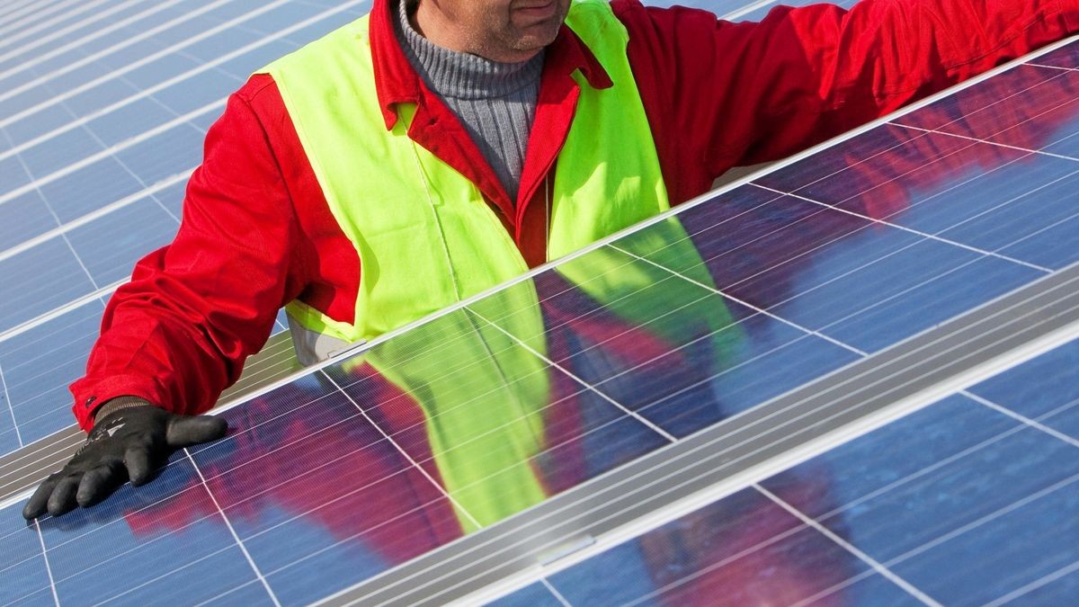 Die Module einer Photovoltaik-Anlage erzeugen Strom aus Sonnenenergie. Doch bis sie ans Netz gehen dürfen, dauert es vielerorts Monate.