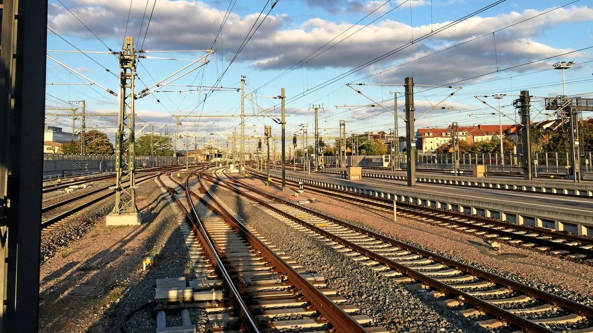 Derzeit müssen ICE bei der Ein- und Ausfahrt des Erfurter Hauptbahnhofs zahlreiche Weichen passieren, die sie ausbremsen.