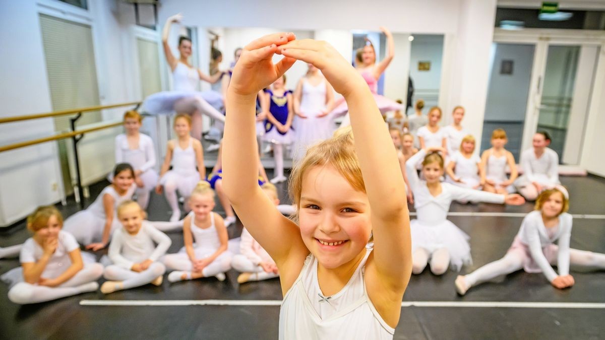  Schülerinnen des Tanzstudios Radeva proben derzeit fleißig für ihren Auftritt.