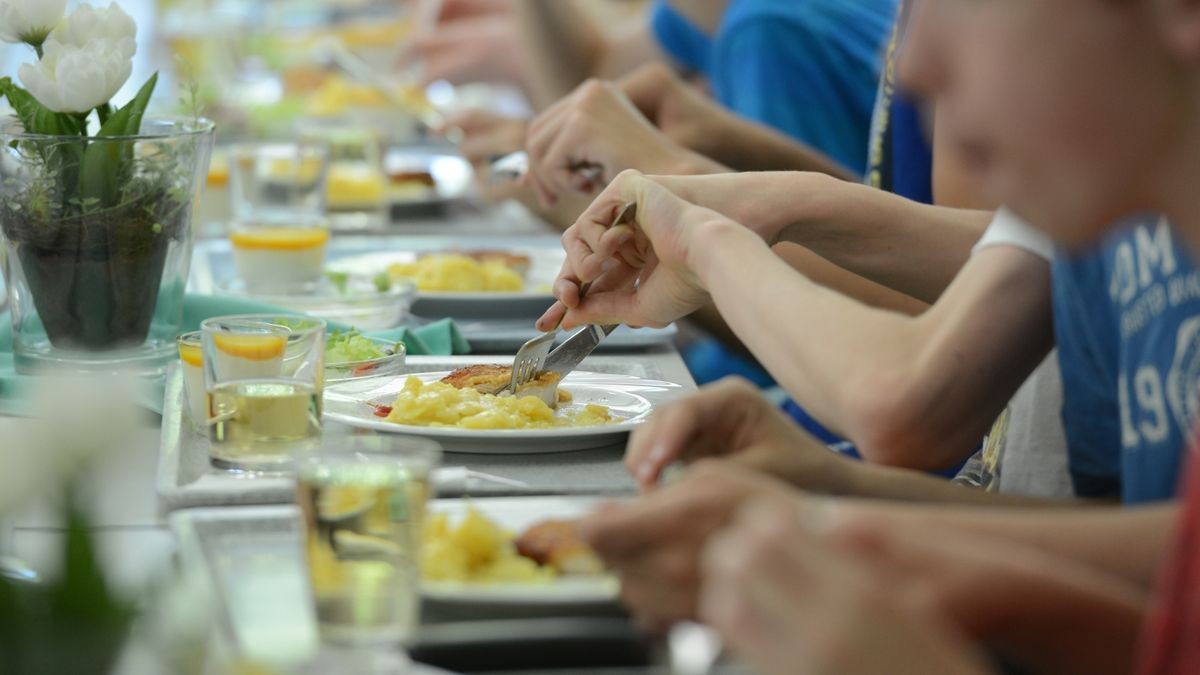 Nach Berechnungen der Verbraucherzentrale kostet es etwa 70 Millionen Euro pro Jahr, wenn das Land für alle Kinder, die derzeit in den Schulen im Land ihr Mittagessen einnehmen, das Essengeld komplett übernehmen würde (Symbolbild).