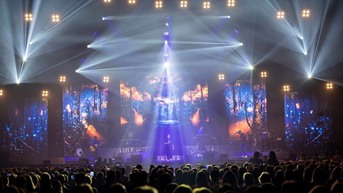 Mit „Die immer lacht“ wurde sie zur Künstlerin der Rekorde, die Millionen von Menschen begeistert. Am Donnerstag feierte Kerstin Ott mit Tausenden Fans im Rahmen ihrer Best Ott Tour 2023 in der Messehalle Erfurt zu ihren größten Hits eine wilde Schlagerparty.