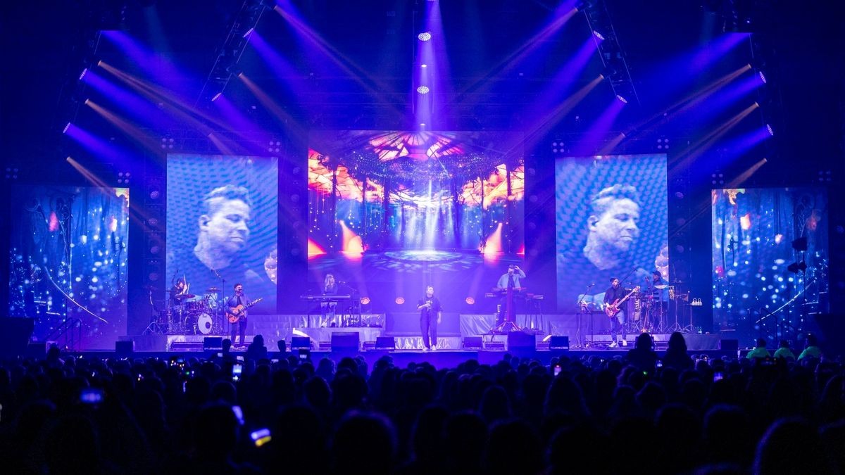 Mit „Die immer lacht“ wurde sie zur Künstlerin der Rekorde, die Millionen von Menschen begeistert. Am Donnerstag feierte Kerstin Ott mit Tausenden Fans im Rahmen ihrer Best Ott Tour 2023 in der Messehalle Erfurt zu ihren größten Hits eine wilde Schlagerparty.