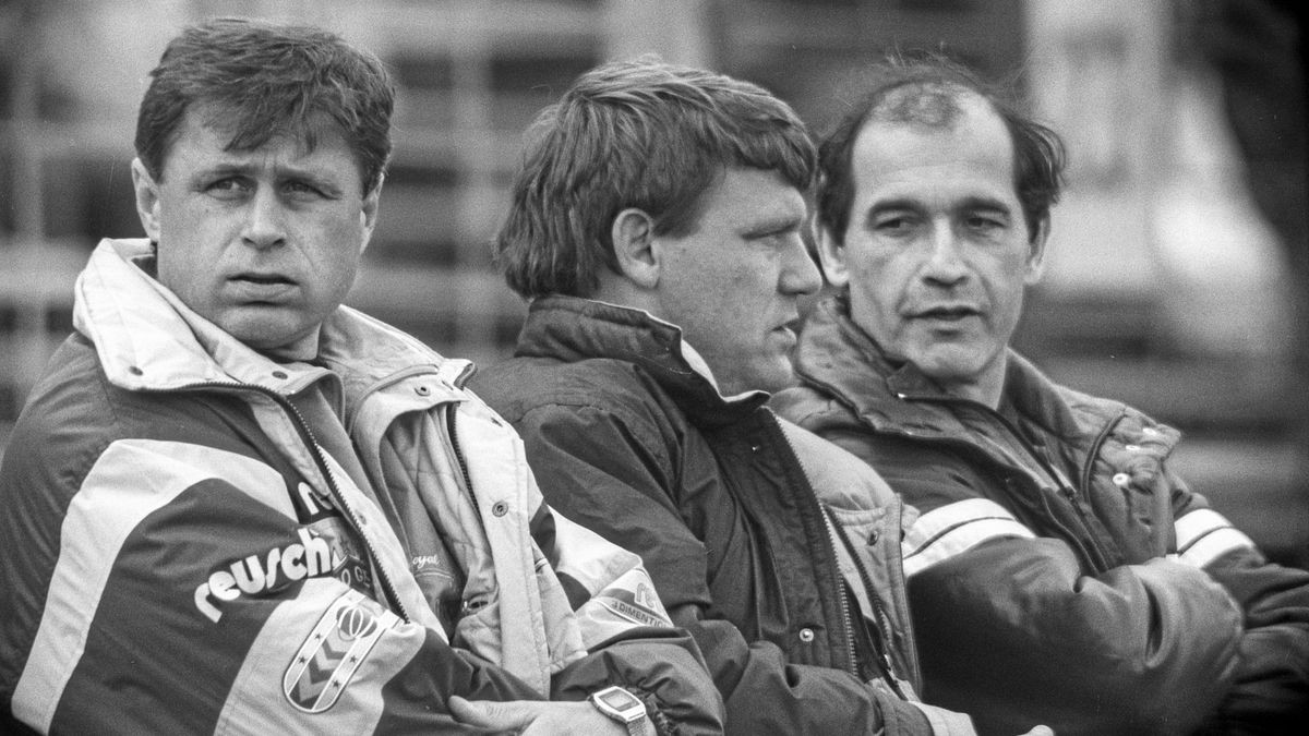 Mai 1991: Wolfgang Schuh (rechts) neben Erfurts Trainergespann Lothar Kurbjuweit (links) und Rüdiger Schnuphase.