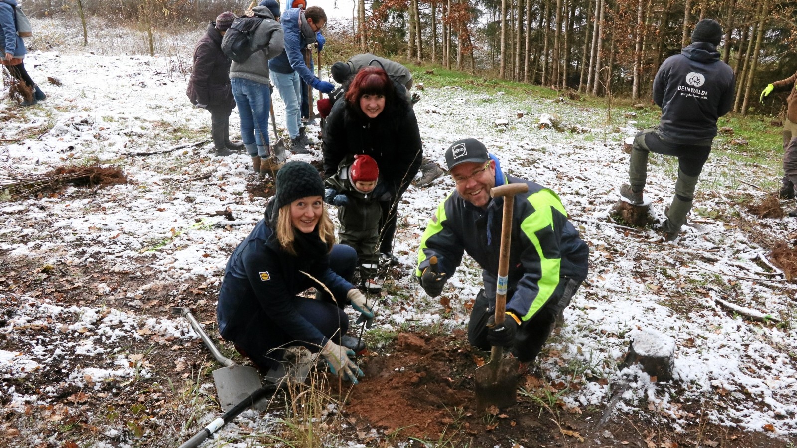 Winterlicher Waldeinsatz: Naturfreunde pflanzen 500 Bäume im Stadtwald ... Winterlicher Waldeinsatz: Naturfreunde pflanzen 500 Bäume im Stadtwald ...