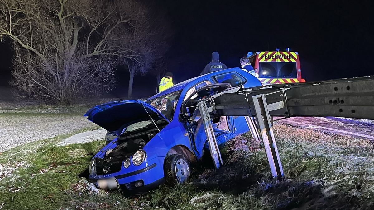 Die Fahrerin starb laut Polizei am Unfallort. Die Bundesstraße war über Stunden gesperrt.