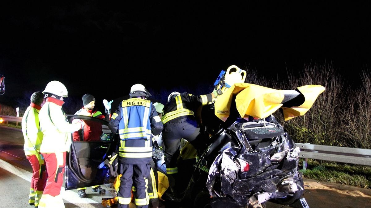 Der verletzte Autofahrer wurde von der Feuerwehr gerettet.