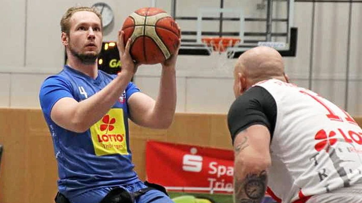 Bulls-Center Hubert Hager visiert den Korb an. Triers Top-Scorer Dirk Passiwan schaut genau hin.