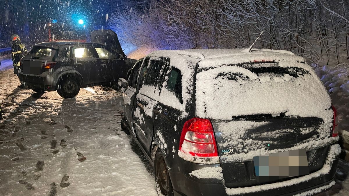 Die Straße musste für die Unfallaufnahme komplett gesperrt werden.