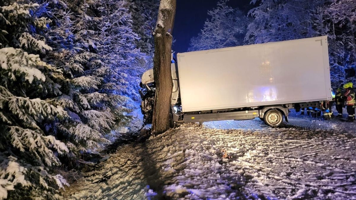 Die Straße musste zeitweise gesperrt werden.