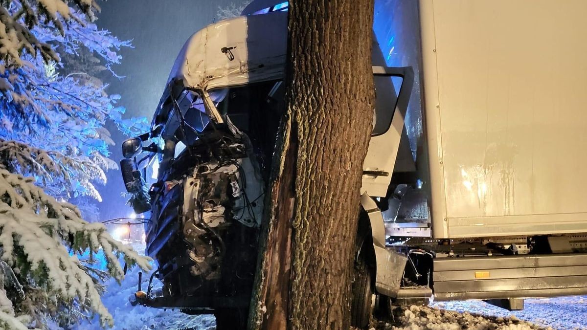 In der Nacht zum Dienstag musste die Feuerwehr einen Lkw-Fahrer nach einem Unfall auf der L3002 zwischen Zollgrün und Heinrichsruh aus seinem Fahrzeug befreien. 