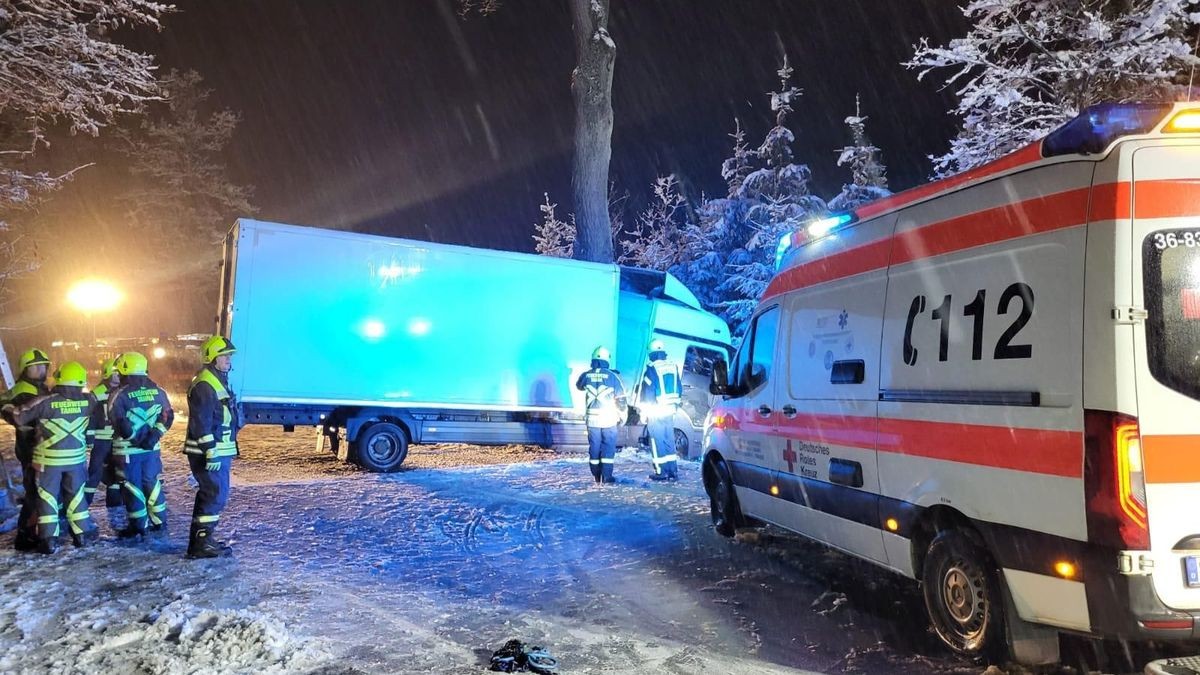 Wie die Polizei mitteilte, war gegen 23.30 Uhr ein 43-Jähriger aufgrund unangepasster Geschwindigkeit mit seinem Lastwagen bei schneeglatter Fahrbahn von der Landstraße abgekommen und mit einem Baum kollidiert. 