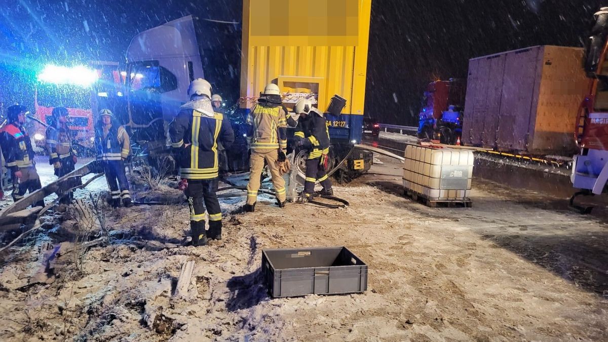 In den frühen Dienstagmorgenstunden hat sich auf der A9 Richtung Berlin zwischen den Anschlussstellen Bad Lobenstein und Schleiz ein schwerer LKW-Unfall ereignet.