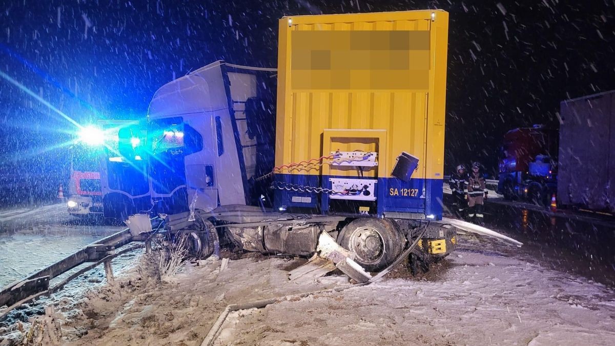 Verletzt wurde niemand. Beide Richtungsfahrbahnen mussten für circa zwei Stunden voll gesperrt werden.