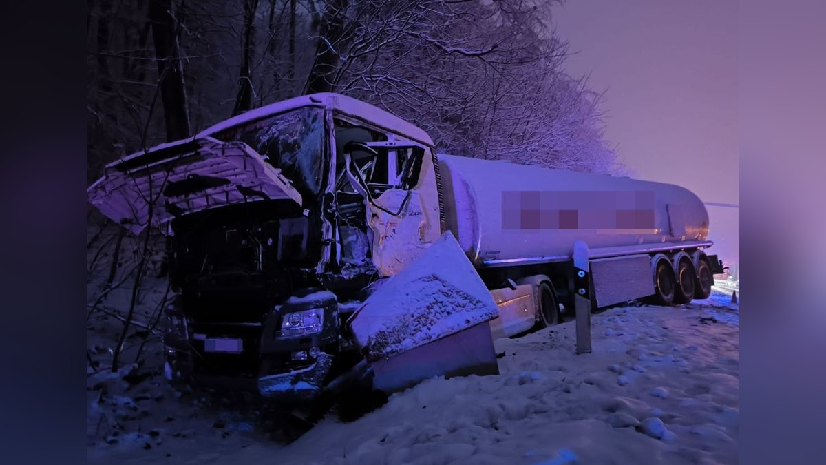 Ein mit Gefahrgut beladener LKW ist am Morgen im Straßengraben am Haarberg bei Erfurt gelandet. Der Fahrer ist von der schneebedeckten Fahrbahn abgekommen. Die Polizei hat die Straße für die Bergung gesperrt.