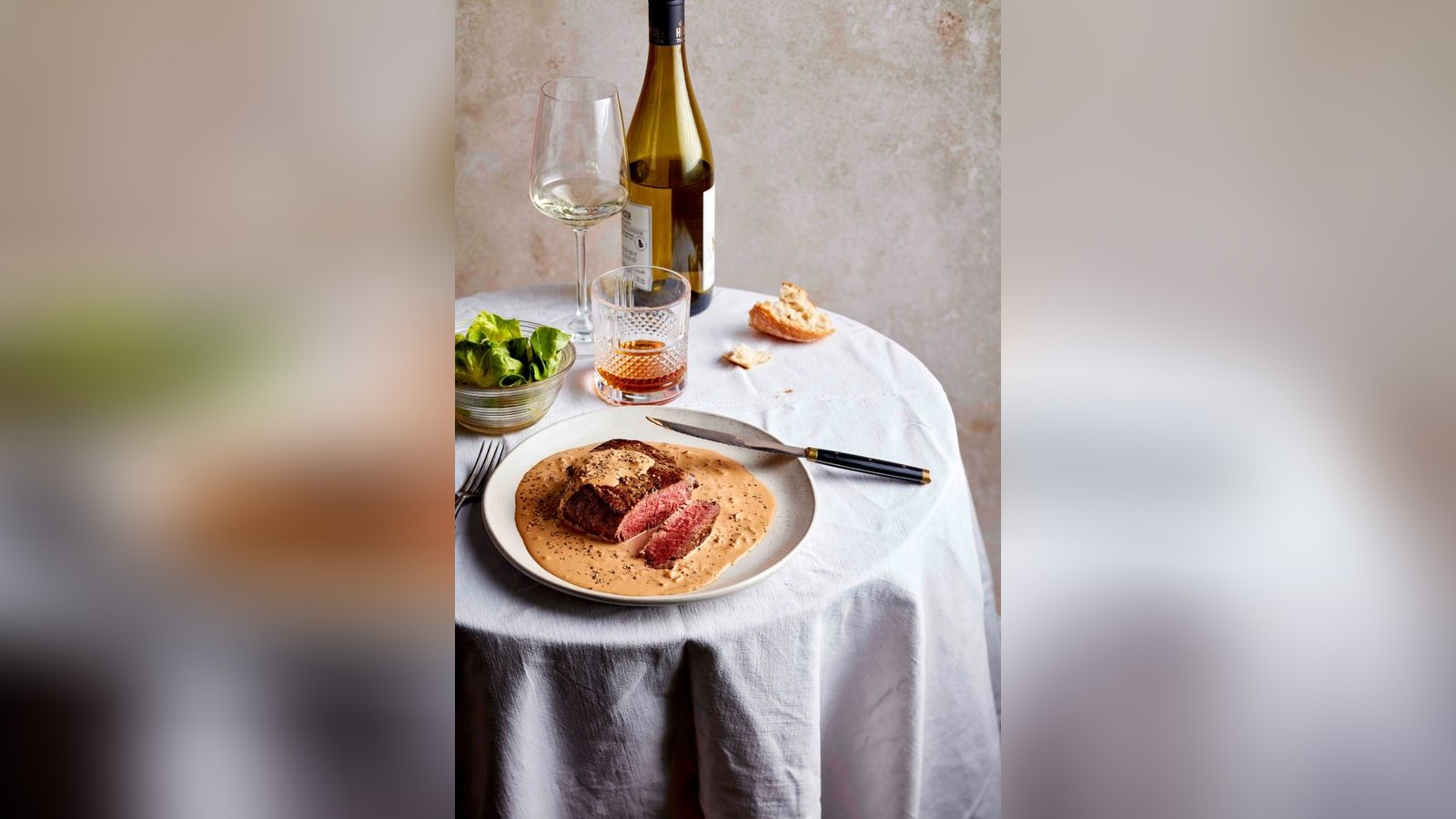 Filetsteak in Pfeffersoße mit grünem Salat