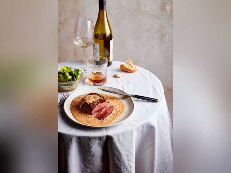 Filetsteak in Pfeffersoße mit grünem Salat