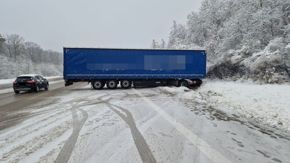 Der Sattelzug geriet auf der A4 ins Schleudern und landete im Straßengraben.