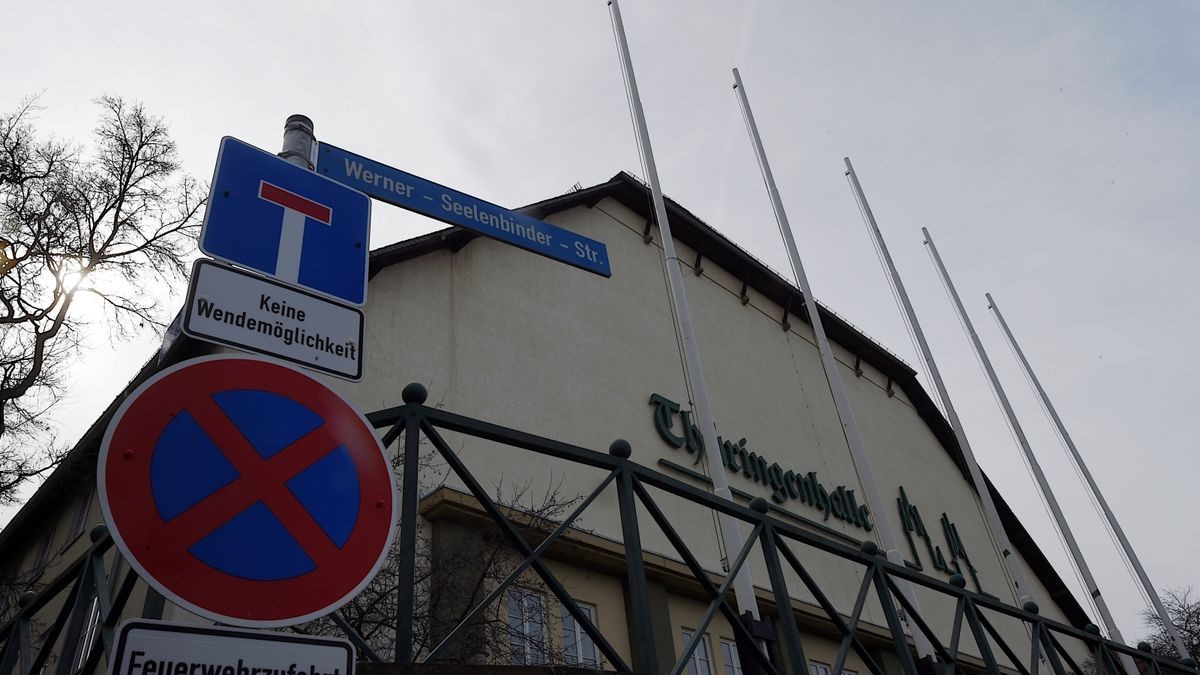 Das Dach der Erfurter Thüringenhalle ist einsturzgefährdet. Die Halle wurde bis auf weiteres sofort gesperrt. 