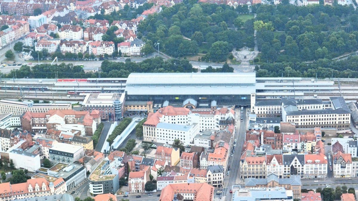 Links und rechts vom Erfurter Hauptbahnhof sollen Bahnbrücken entstehen, über die ICE-Züge andere Gleise kreuzungsfrei überqueren können.