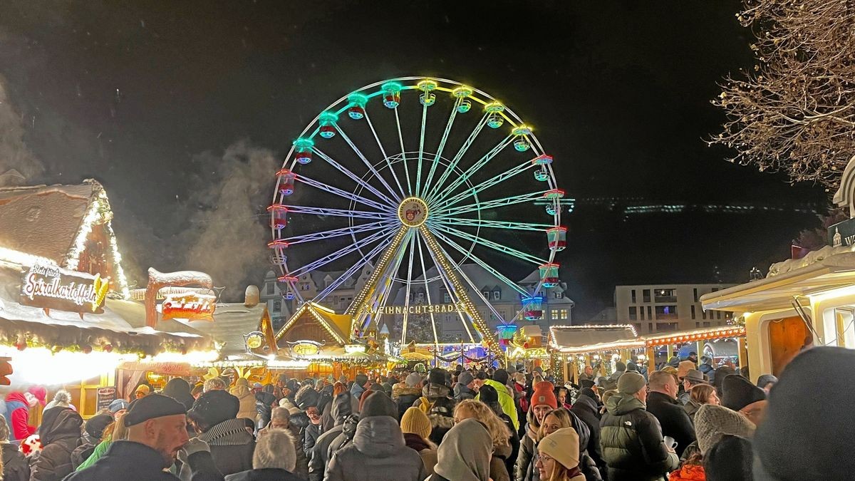 Auch zur Eröffnung des 173. Erfurter Weihnachtsmarktes auf dem Domplatz war es recht voll.