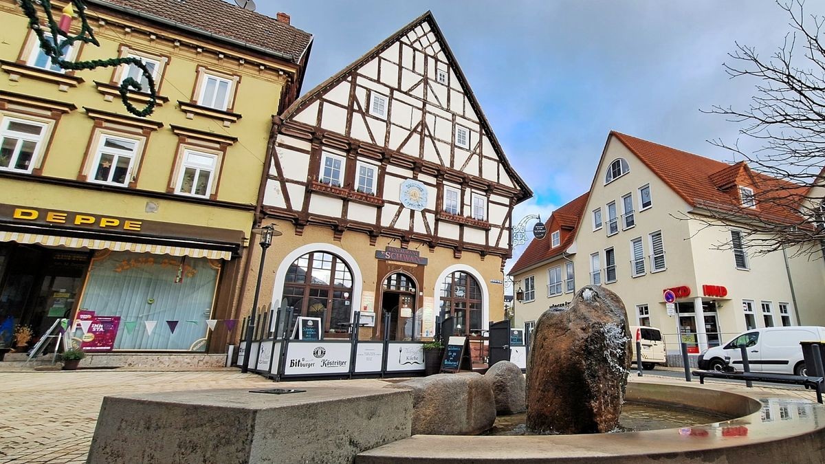 Der „Schwan“, wie er sich seit Anfang des 20. Jahrhunderts präsentiert: Mit großen Rundbogenfenstern und Sonnenuhr. Im Sommer lädt die Terrasse mit blick auf den Boulevard zum Verweilen ein.