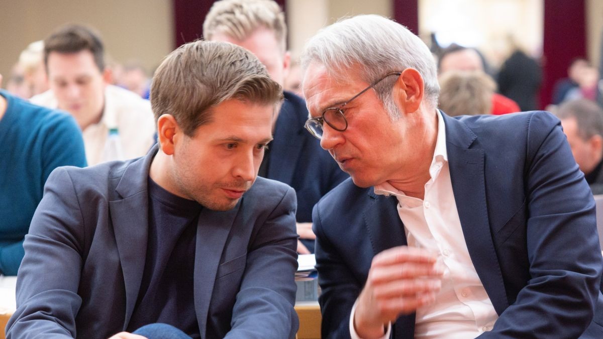 Kevin Kühnert (l), SPD-Generalsekretär und Georg Maier, Landesparteivorsitzender der SPD und Thüringer Innenminister, sprechen beim Landesparteitag der SPD Thüringen miteinander.