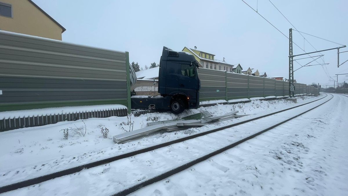 Im Bereich Niederroßlaer Straße, Ecke Stegmannstraße ereignete sich am Vormittag des ersten Advent ein schwere Lkw-Unfall. Ein Lkw mit Sattelauflieger war offenbar ins Rutschen geraten.