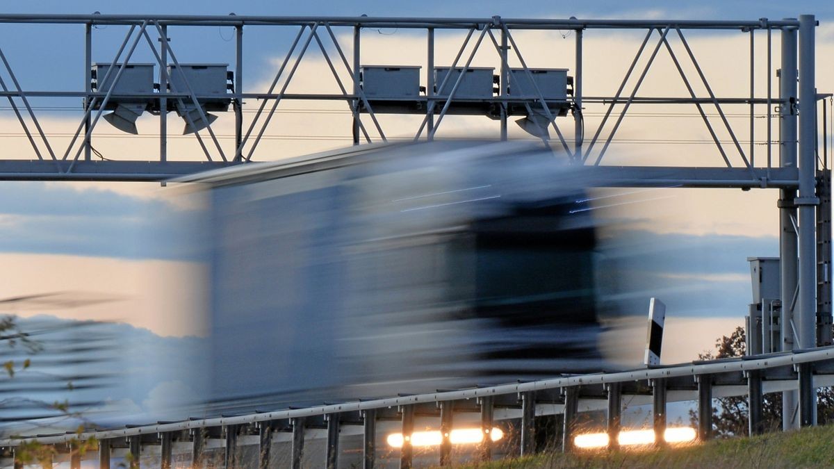 Ein Lkw fährt auf der Bundesautobahn A4 unter einer Maut Kontrollbrücke durch.