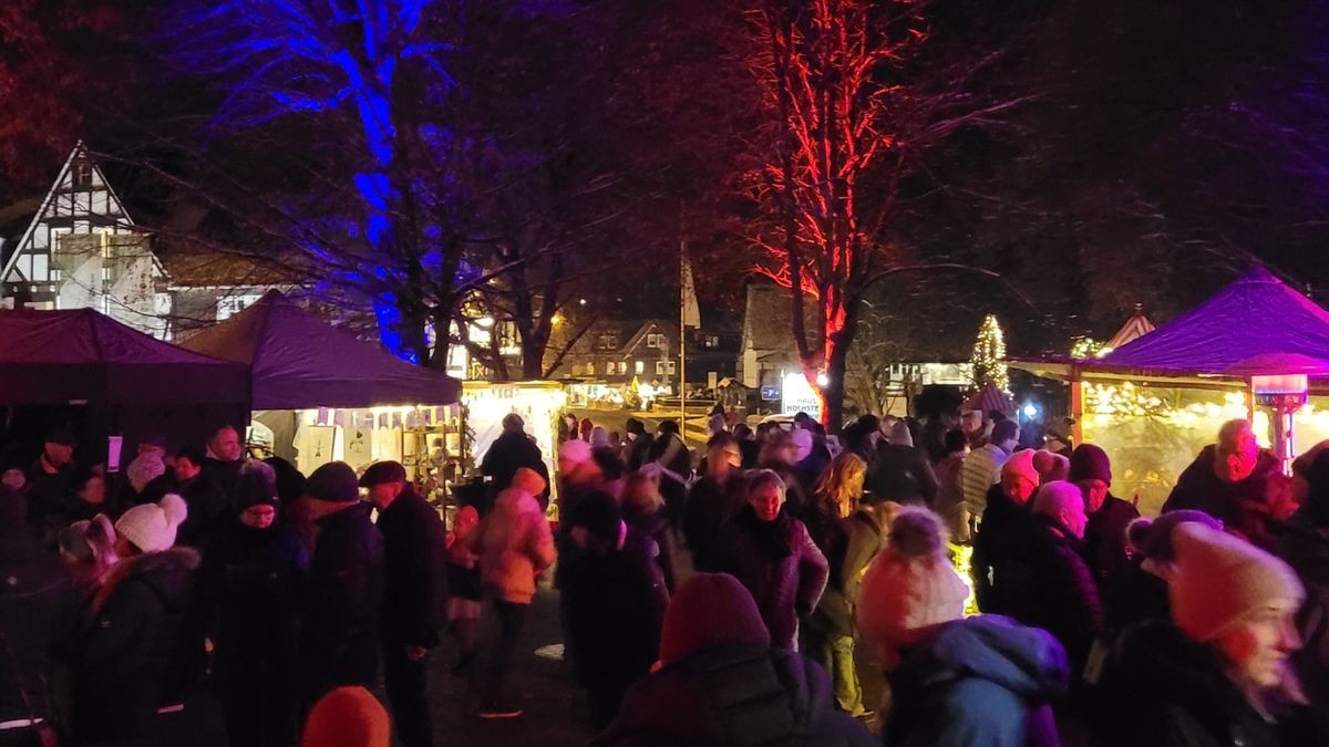 Hunderte Menschen genie&szlig;en Adventsmarkt in Wenholthausen