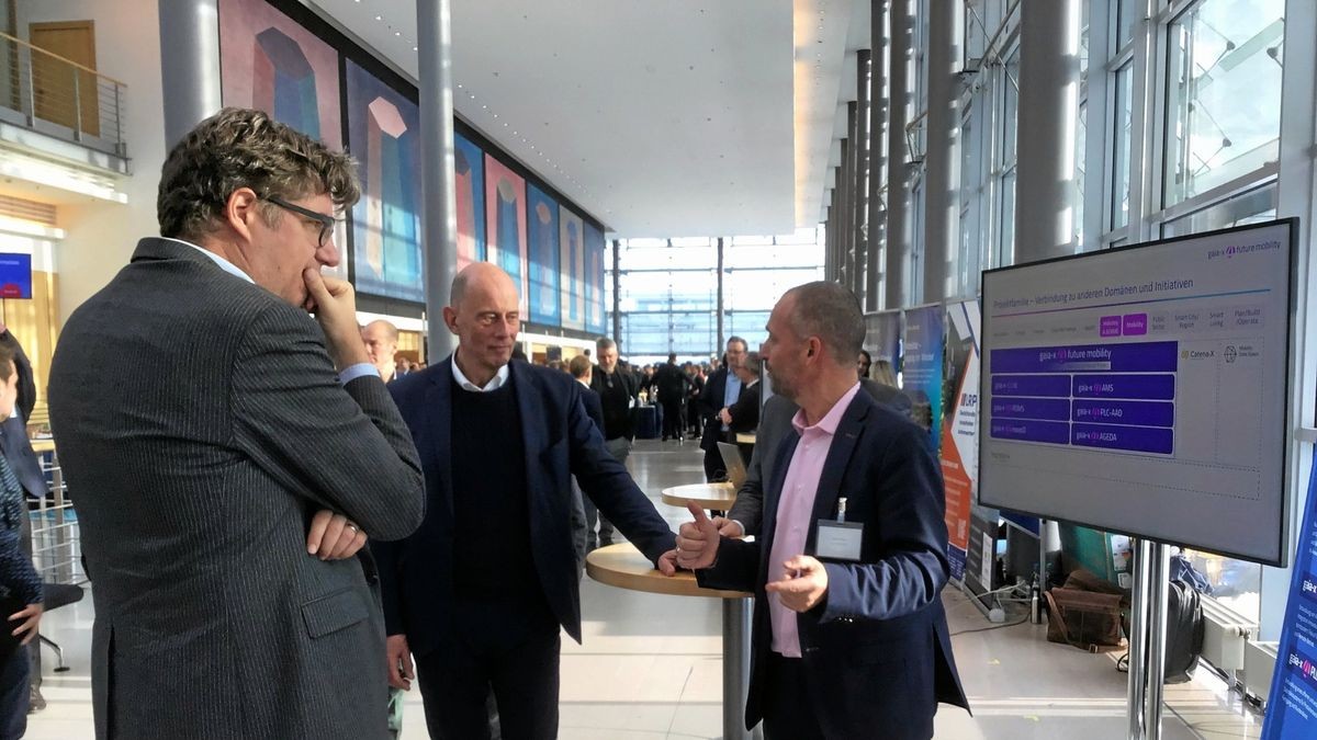 Michael Kellner, Staatssekretär im Bundeswirtschaftsministerium (links) und Thüringens Wirtschaftsminister Wolfgang Tiefensee informieren sich an einem Stand der begleitenden Ausstellung in Leipzig.