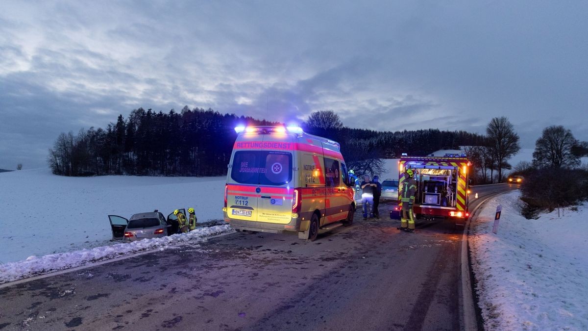 Bei einem schweren Unfall ist am Montag auf der Straße zwischen Schleusingen und Gethles im Landkreis Hildburghausen ein Autofahrer lebensbedrohlich verletzt worden.